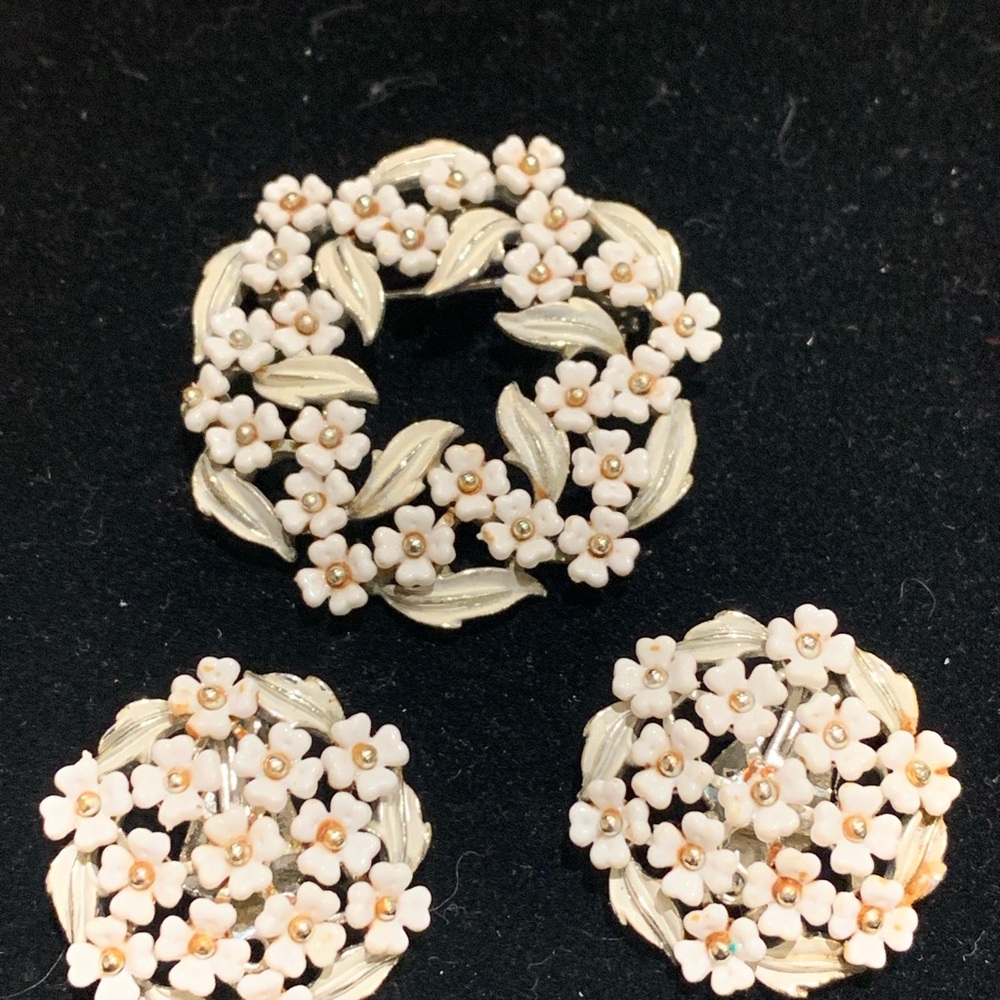 Floral White and Gold Brooch and Earring Set
